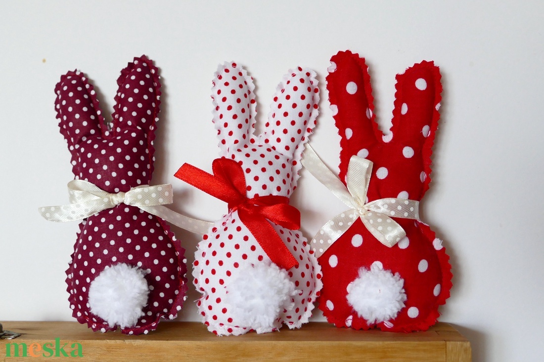Három, húsvéti textil nyuszi, pom-pom farokkal (pirosak) -  - Meska.hu
