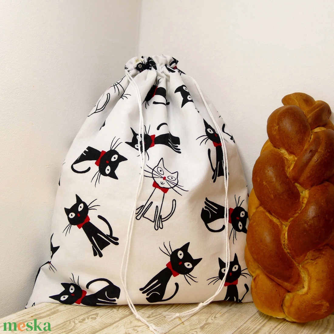 Cicás hímzéssel, kisebb méretű: 34x31cm-es Fél kilós,75dekás KENYERESZSÁK, PÉKÁRUSZSÁK  Frissentartó, Kitörölhető!   - otthon & életmód - konyhafelszerelés, tálalás - konyhai tárolás - kenyértartó - Meska.hu