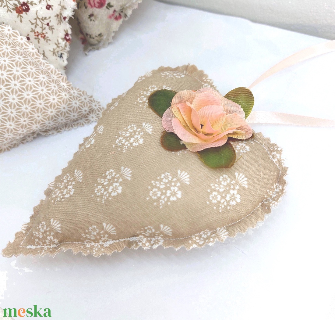 Kézműves  virágos szív dísz Pannikától - otthon & életmód - dekoráció - dísztárgy - Meska.hu