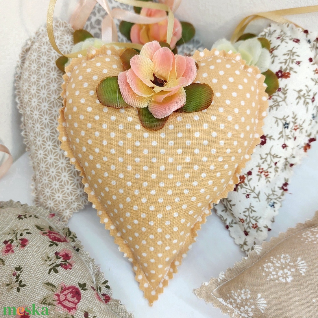 Kézműves pöttyös szív dísz Pannikától - otthon & életmód - dekoráció - dísztárgy - Meska.hu