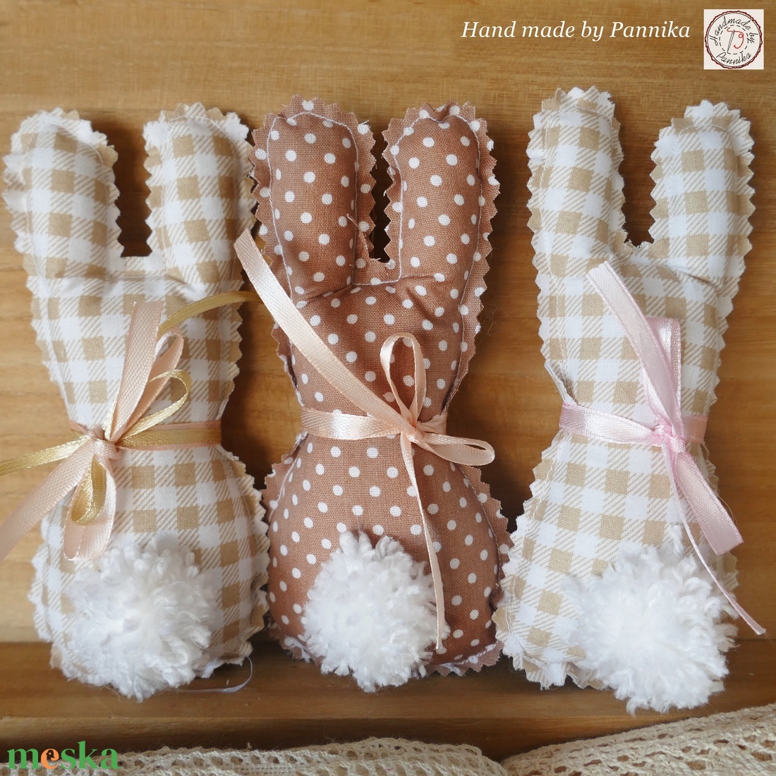 Három nyulak :) Húsvéti textil nyuszik, pom-pom farokkal - otthon & életmód - dekoráció - dísztárgy - Meska.hu Három nyulak :) Húsvéti textil nyuszik, pom-pom farokkal - otthon & életmód - dekoráció - dísztárgy - Meska.hu