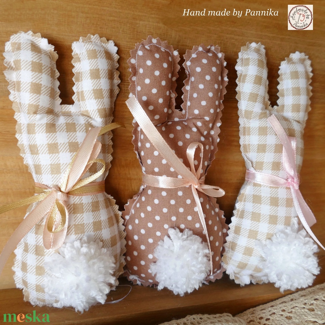 Három nyulak :) Húsvéti textil nyuszik, pom-pom farokkal - otthon & életmód - dekoráció - dísztárgy - Meska.hu Három nyulak :) Húsvéti textil nyuszik, pom-pom farokkal - otthon & életmód - dekoráció - dísztárgy - Meska.hu