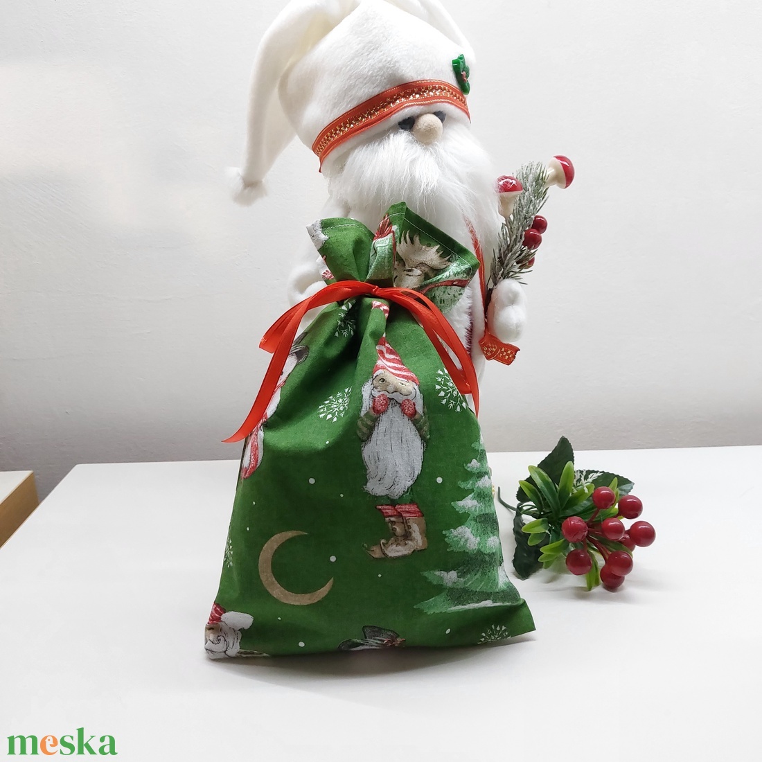 Mikulászsak zöld pamutvászon alaponlapon  - karácsony - mikulás - mikulás zsák - Meska.hu