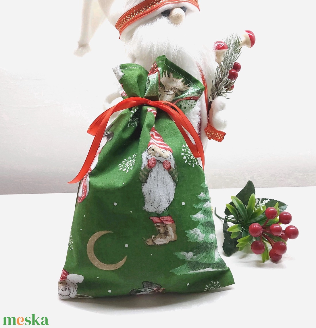 Mikulászsak zöld pamutvászon alaponlapon  - karácsony - mikulás - mikulás zsák - Meska.hu