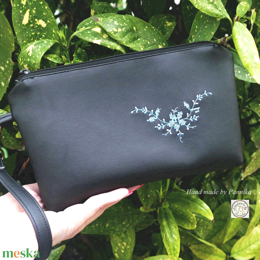 Csuklótáska textilbőrből keresztszemes hímzéssel díszítve - táska & tok - kézitáska & válltáska - kézitáska - Meska.hu