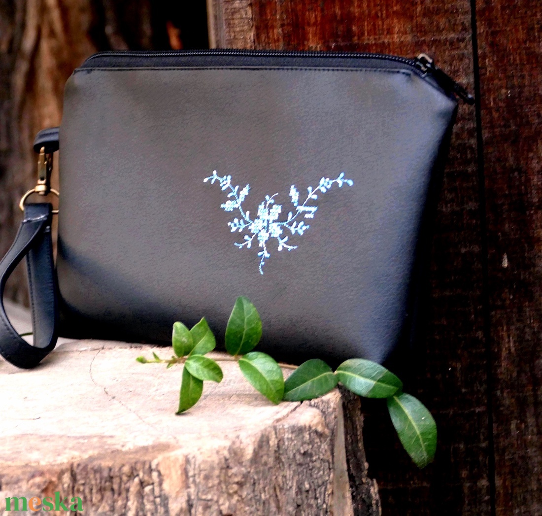 Csuklótáska textilbőrből keresztszemes hímzéssel díszítve - táska & tok - kézitáska & válltáska - kézitáska - Meska.hu