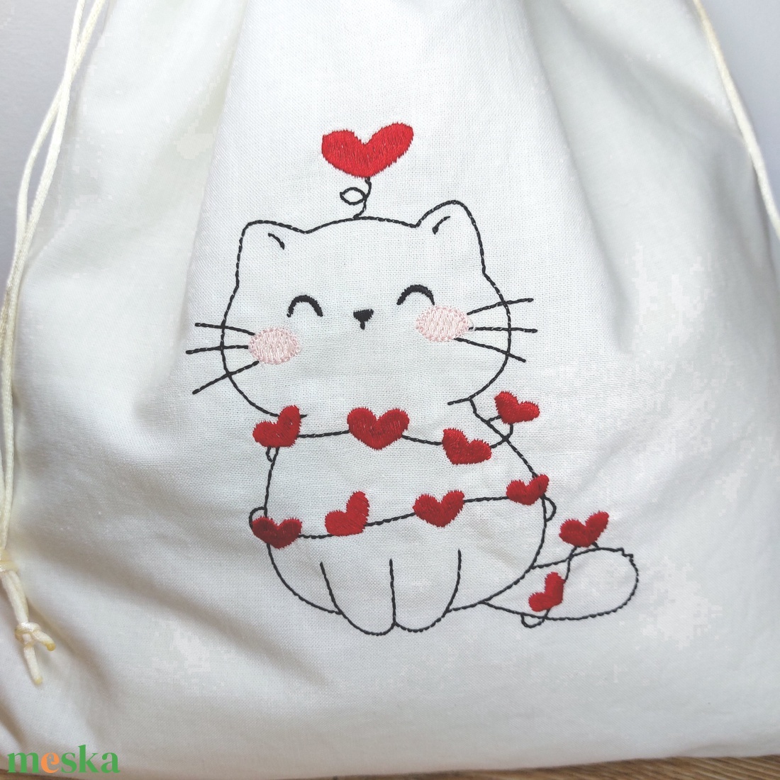 Cicás hímzéssel, kisebb méretű: 34x31cm-es Fél kilós,75dekás KENYERESZSÁK, PÉKÁRUSZSÁK  Frissentartó, Kitörölhető!   - otthon & életmód - konyhafelszerelés, tálalás - konyhai tárolás - kenyértartó - Meska.hu