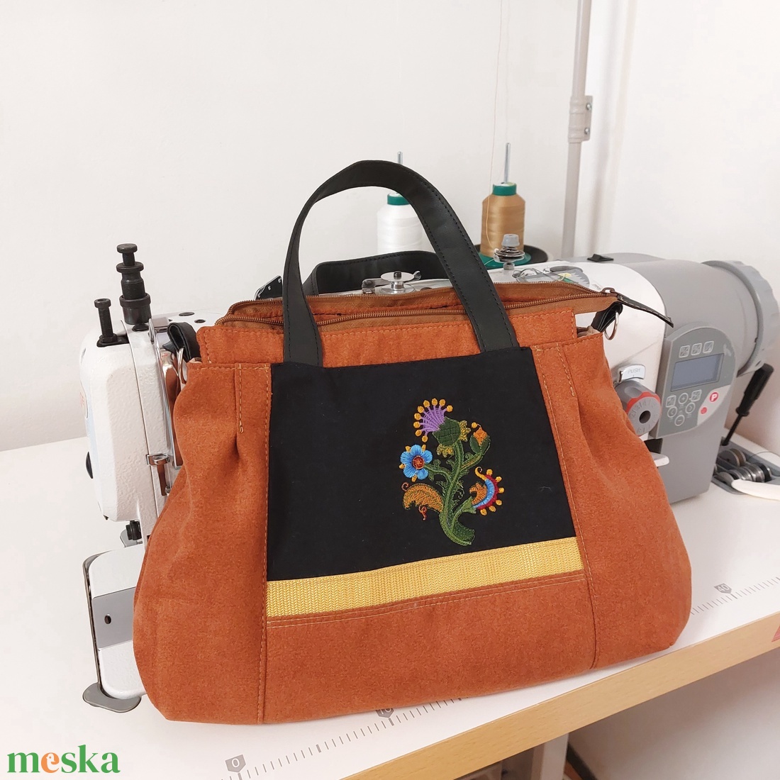Hímzett velúrbőr hatású kézi és válltáska - táska & tok - kézitáska & válltáska - válltáska - Meska.hu
