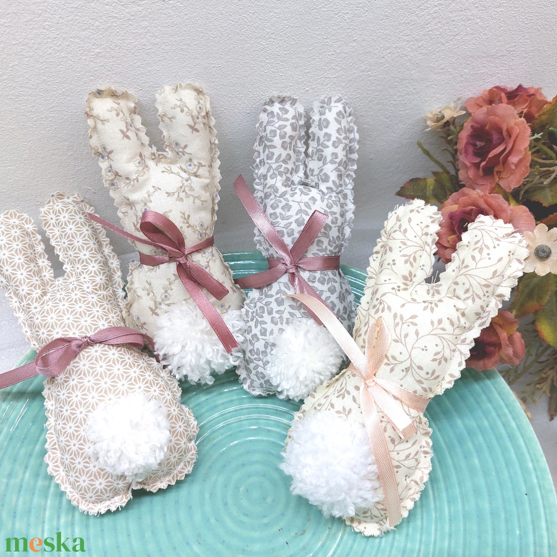 Húsvéti textil nyuszik, pom-pom farokkal  - ünnepi díszek, dekorációk - húsvéti díszek és dekorációk - húsvéti tojásfadíszek - Meska.hu