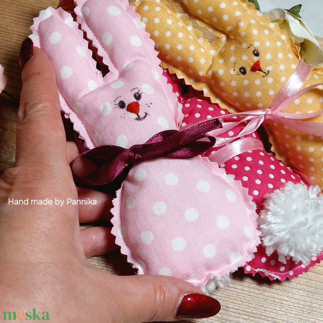 Húsvéti textil nyuszik, pom-pom farokkal  - ünnepi díszek, dekorációk - húsvéti díszek és dekorációk - húsvéti tojásfadíszek - Meska.hu