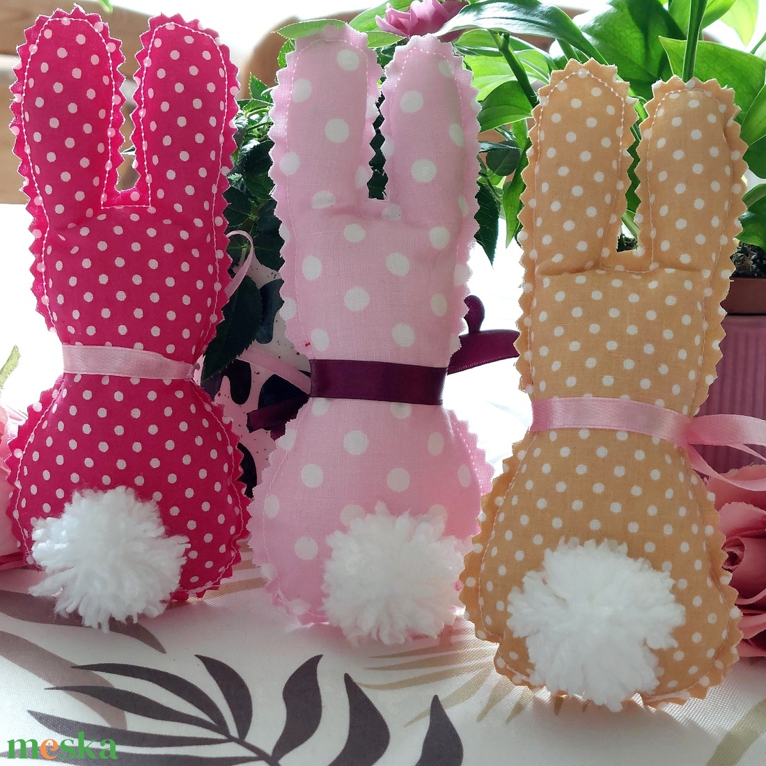 Húsvéti textil nyuszik, pom-pom farokkal  - ünnepi díszek, dekorációk - húsvéti díszek és dekorációk - húsvéti tojásfadíszek - Meska.hu