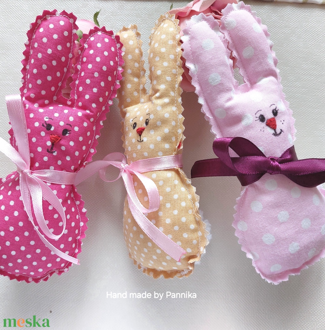 Húsvéti textil nyuszik, pom-pom farokkal  - ünnepi díszek, dekorációk - húsvéti díszek és dekorációk - húsvéti tojásfadíszek - Meska.hu