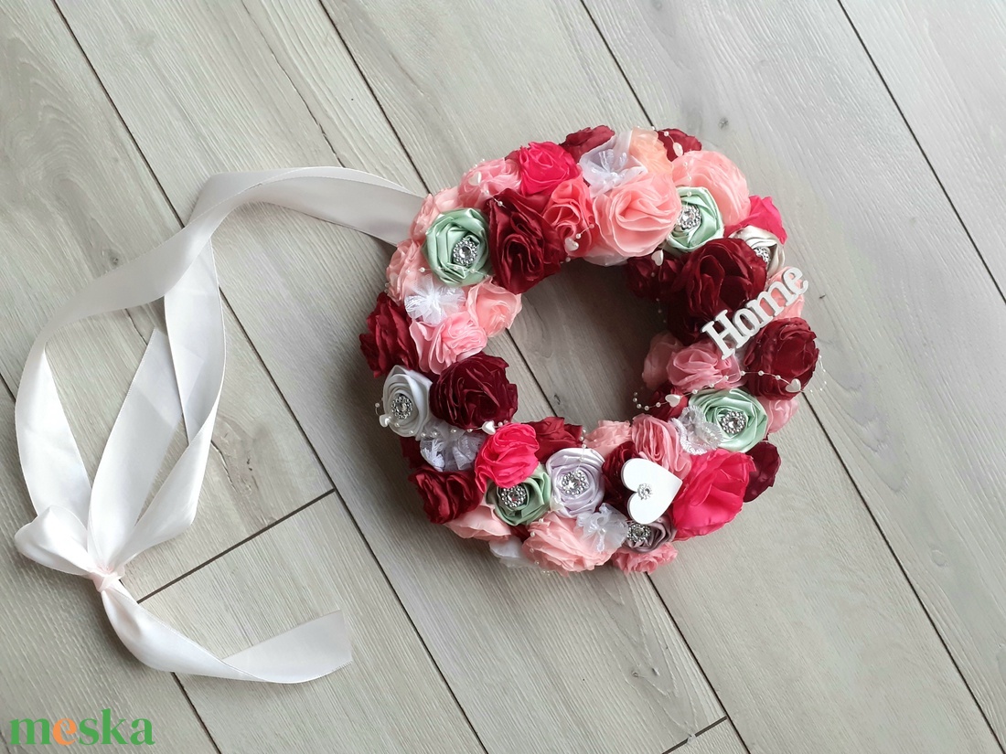 Kopogtató pisztácia virággal és gyöngysorral. - otthon & életmód - dekoráció - ajtó- és ablak dekoráció - ajtódísz & kopogtató - Meska.hu