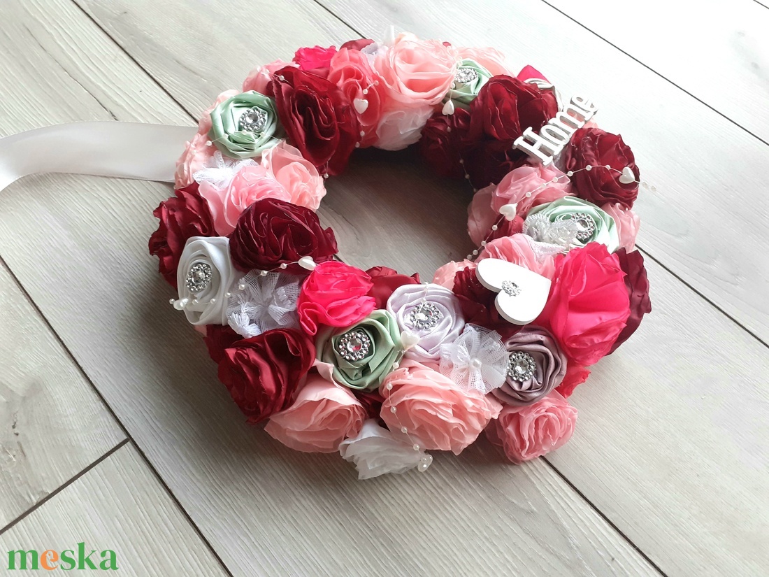 Kopogtató pisztácia virággal és gyöngysorral. - otthon & életmód - dekoráció - ajtó- és ablak dekoráció - ajtódísz & kopogtató - Meska.hu