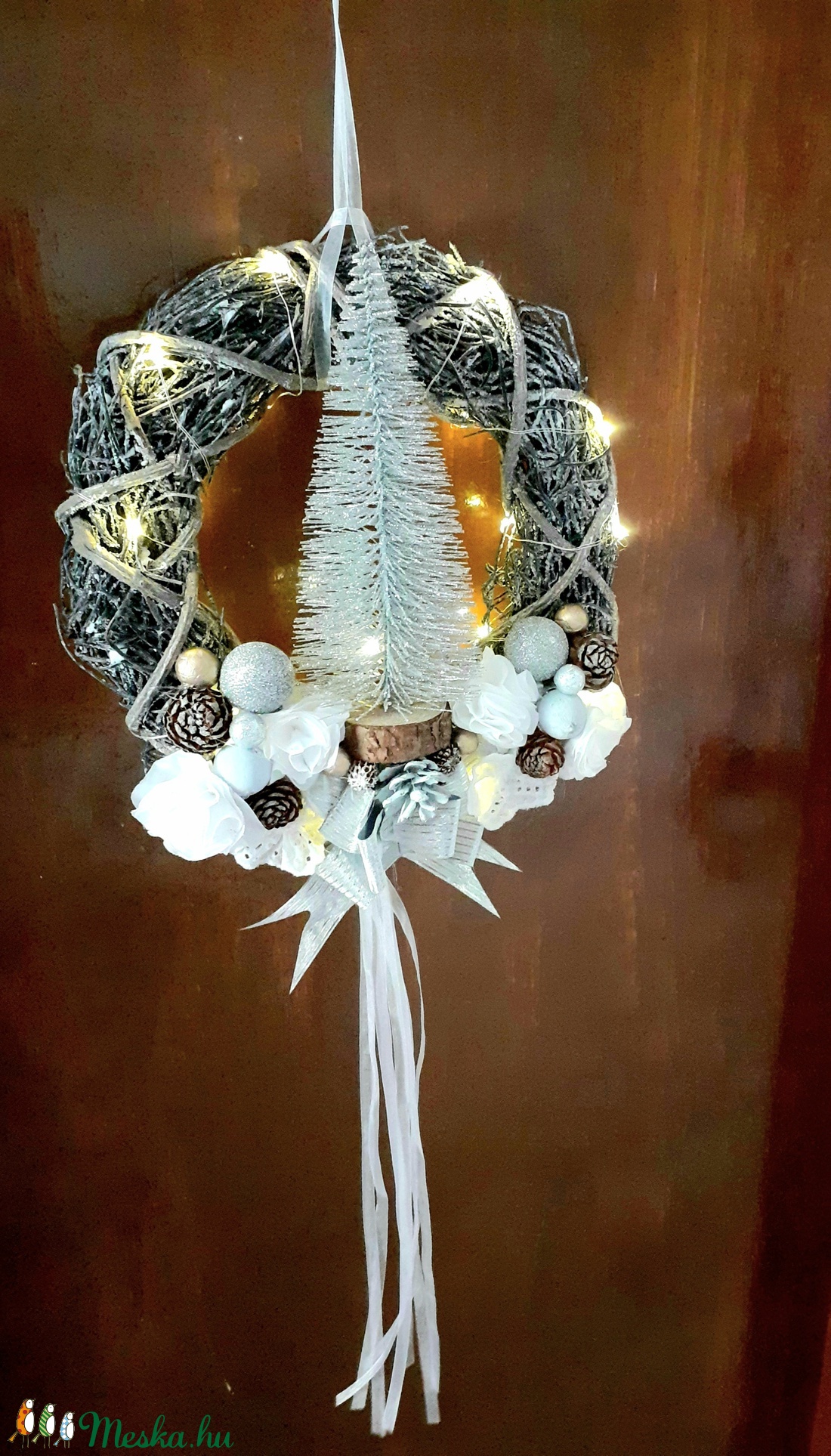 Karácsonyi rusztikus, ezüst-fehér kopogtató, ajtódísz Led világítással. Advent. - karácsony - karácsonyi lakásdekoráció - karácsonyi ajtódíszek - Meska.hu