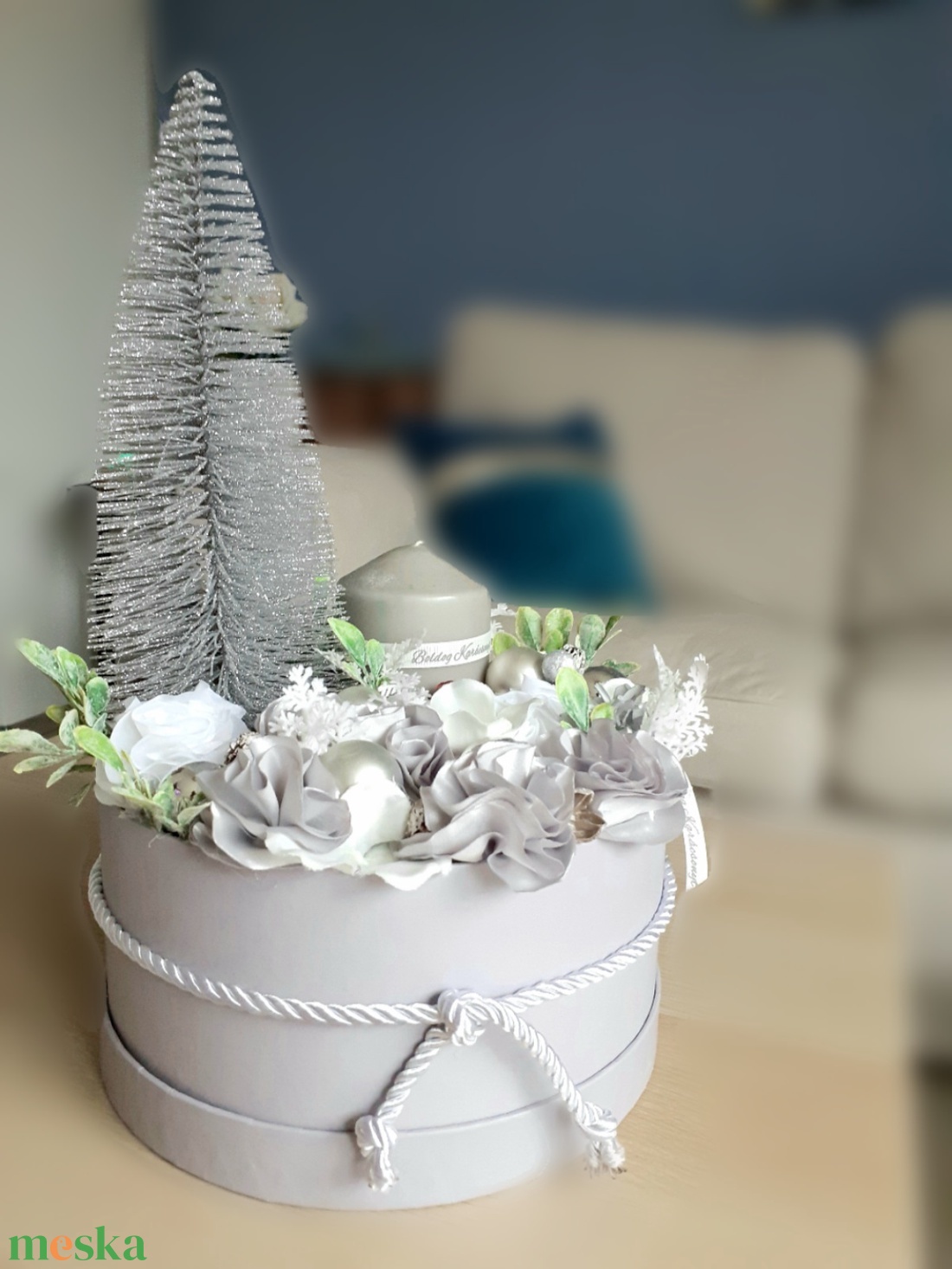 Ezüst-fehér ünnepi virágbox karácsonyfával, gömbökkel és hamvas zölddel, adventi, karácsonyi dekoráció, dísz - karácsony - adventi díszek - adventi gyertyadíszek és koszorúdíszek - Meska.hu Ezüst-fehér ünnepi virágbox karácsonyfával, gömbökkel és hamvas zölddel, adventi, karácsonyi dekoráció, dísz - karácsony - adventi díszek - adventi gyertyadíszek és koszorúdíszek - Meska.hu