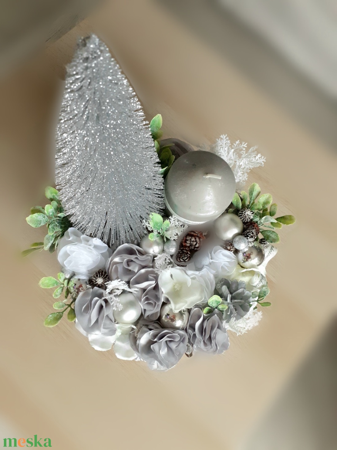 Ezüst-fehér ünnepi virágbox karácsonyfával, gömbökkel és hamvas zölddel, adventi, karácsonyi dekoráció, dísz - karácsony - adventi díszek - adventi gyertyadíszek és koszorúdíszek - Meska.hu Ezüst-fehér ünnepi virágbox karácsonyfával, gömbökkel és hamvas zölddel, adventi, karácsonyi dekoráció, dísz - karácsony - adventi díszek - adventi gyertyadíszek és koszorúdíszek - Meska.hu