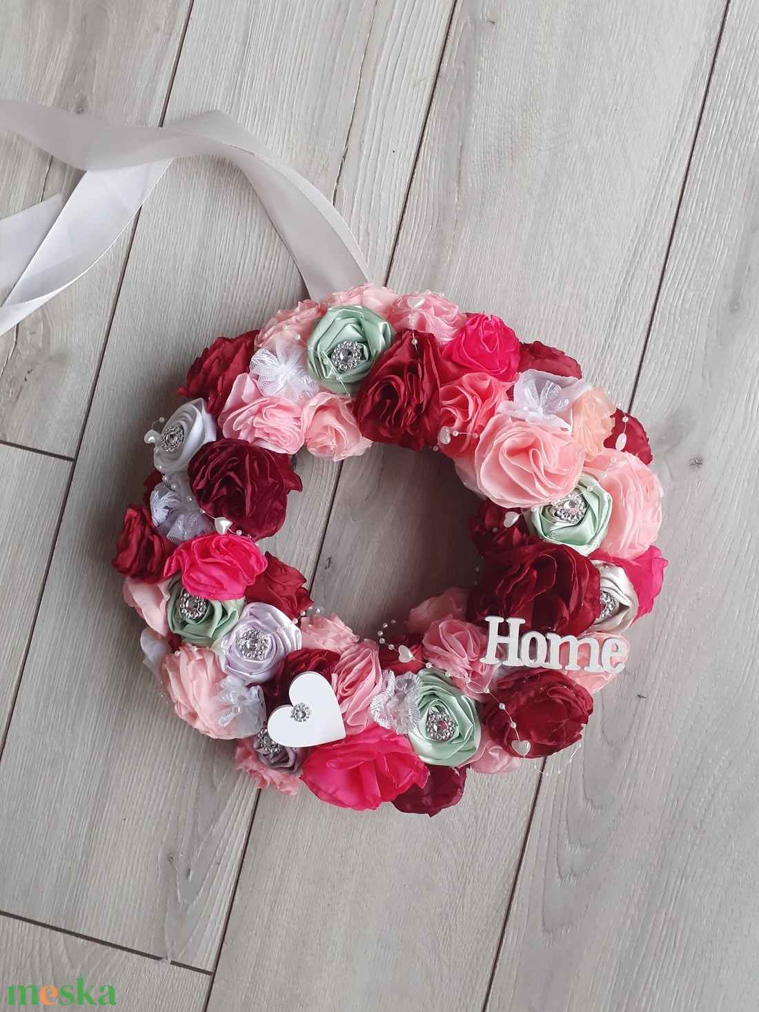 Kopogtató pisztácia virággal és gyöngysorral. - otthon & életmód - dekoráció - ajtó- és ablak dekoráció - ajtódísz & kopogtató - Meska.hu