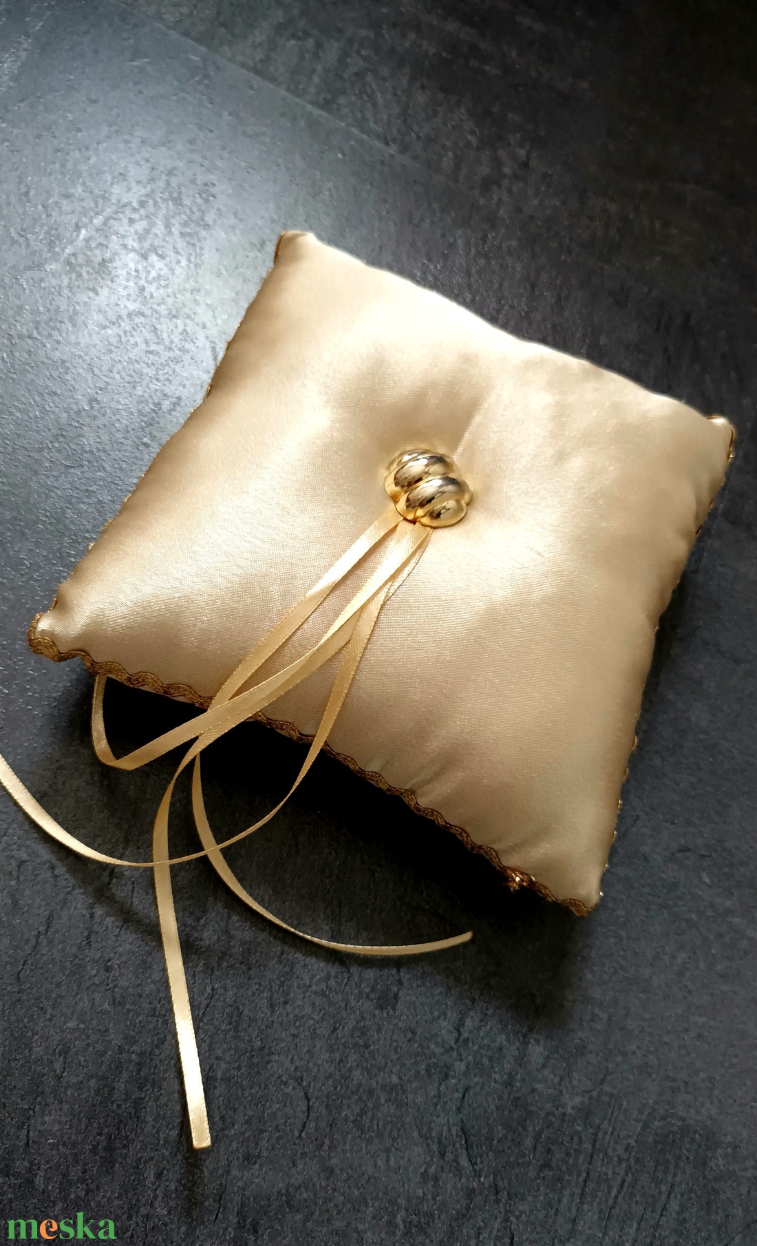 Arany szatén gyűrűpárna - esküvő - kiegészítők - gyűrűtartó & gyűrűpárna - Meska.hu