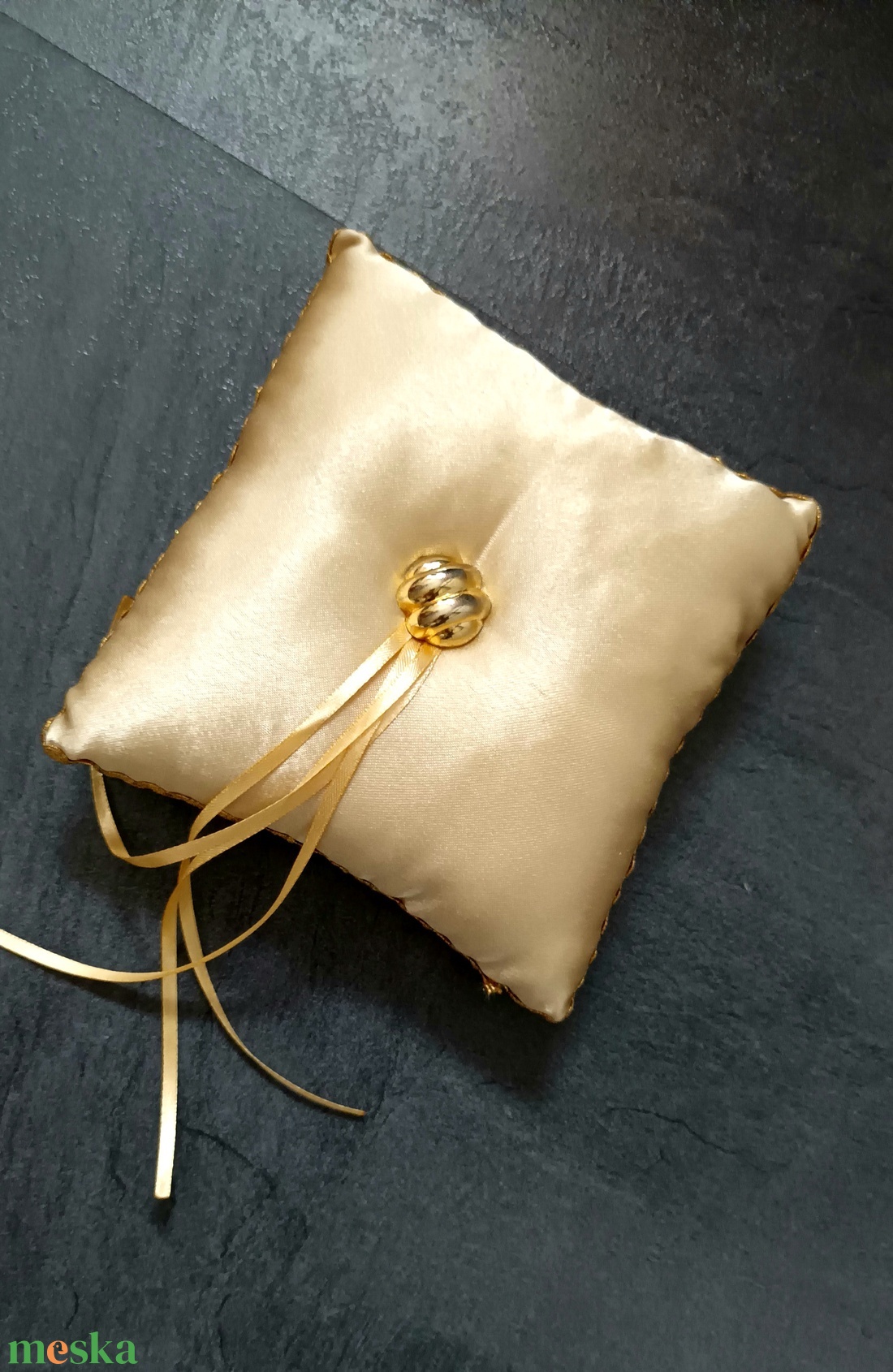 Arany szatén gyűrűpárna - esküvő - kiegészítők - gyűrűtartó & gyűrűpárna - Meska.hu