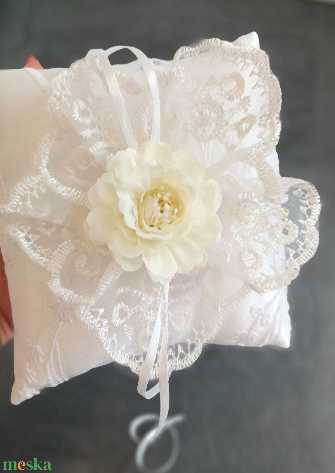 Gyűrűpárna csipke és virág középpel, esküvő - esküvő - kiegészítők - gyűrűtartó & gyűrűpárna - Meska.hu