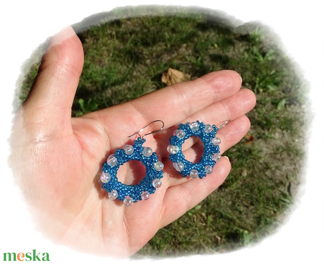 Kék-fehér koszorúcska - ékszer - fülbevaló - lógós kerek fülbevaló - Meska.hu Kék-fehér koszorúcska - ékszer - fülbevaló - lógós kerek fülbevaló - Meska.hu