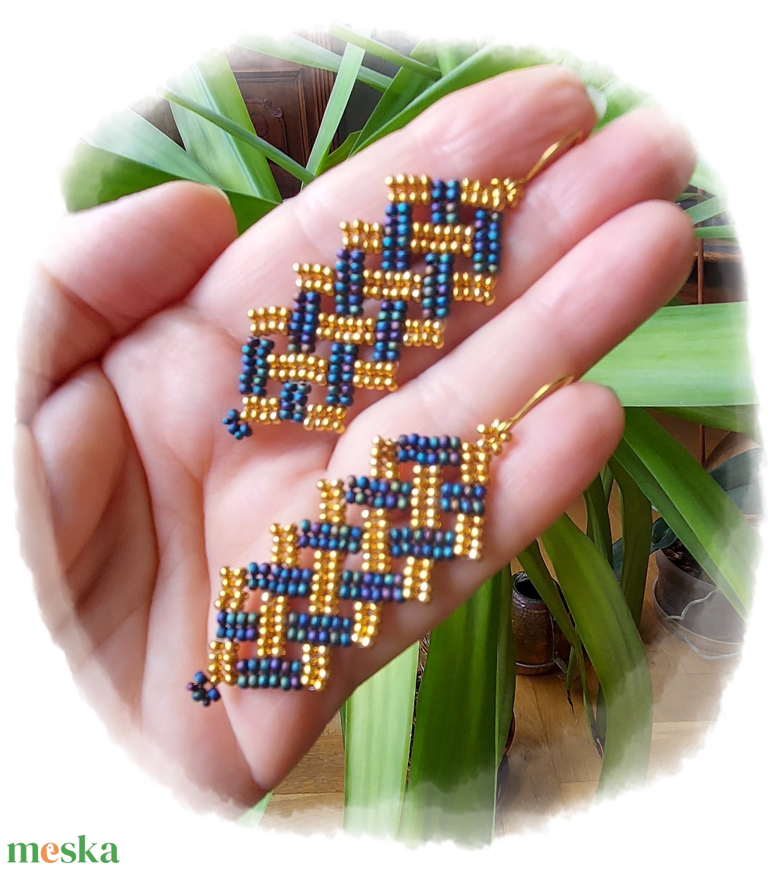 Kék-arany szövött mintás gyöngy fülbevaló - ékszer - fülbevaló - lógó fülbevaló - Meska.hu