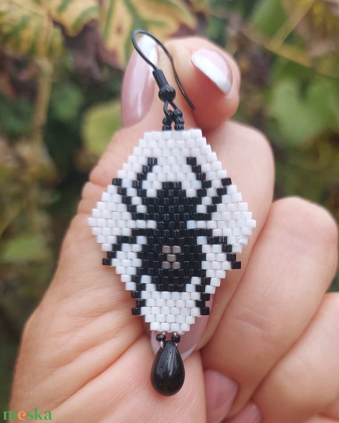 Halloweeni pókos gyöngyfülbevaló - ékszer - fülbevaló - lógó fülbevaló - Meska.hu Halloweeni pókos gyöngyfülbevaló - ékszer - fülbevaló - lógó fülbevaló - Meska.hu