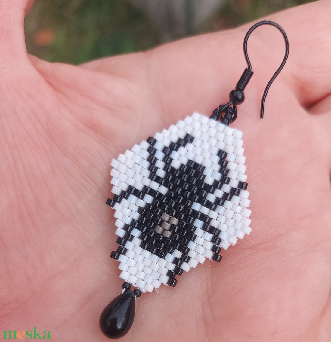 Halloweeni pókos gyöngyfülbevaló - ékszer - fülbevaló - lógó fülbevaló - Meska.hu Halloweeni pókos gyöngyfülbevaló - ékszer - fülbevaló - lógó fülbevaló - Meska.hu