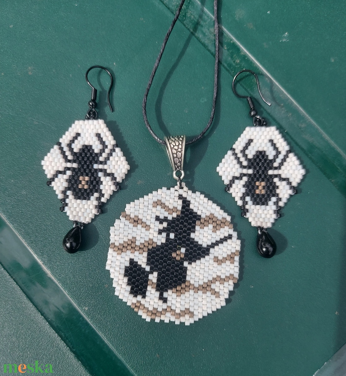 Halloweeni pókos gyöngyfülbevaló - ékszer - fülbevaló - lógó fülbevaló - Meska.hu Halloweeni pókos gyöngyfülbevaló - ékszer - fülbevaló - lógó fülbevaló - Meska.hu