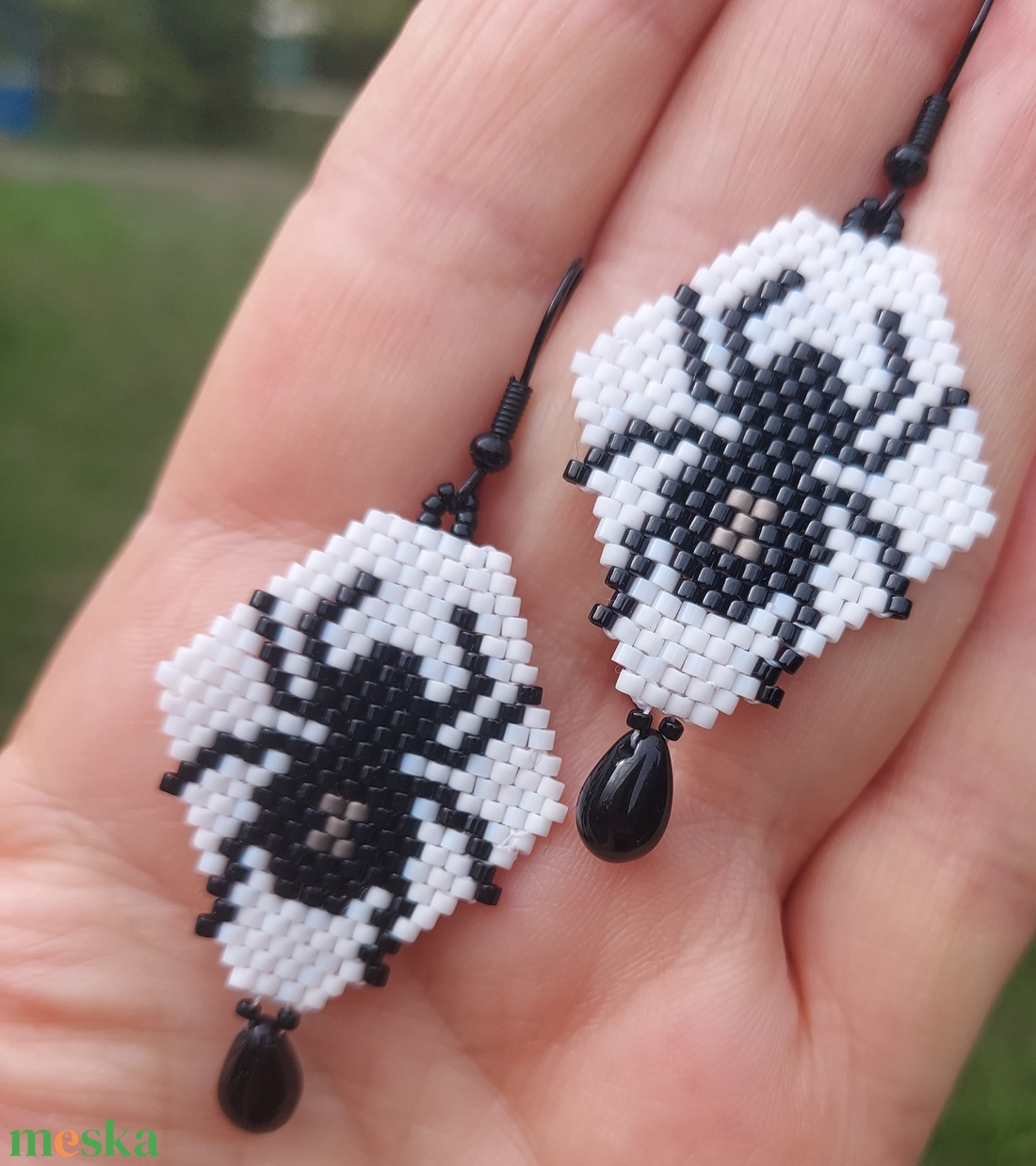 Halloweeni pókos gyöngyfülbevaló - ékszer - fülbevaló - lógó fülbevaló - Meska.hu Halloweeni pókos gyöngyfülbevaló - ékszer - fülbevaló - lógó fülbevaló - Meska.hu