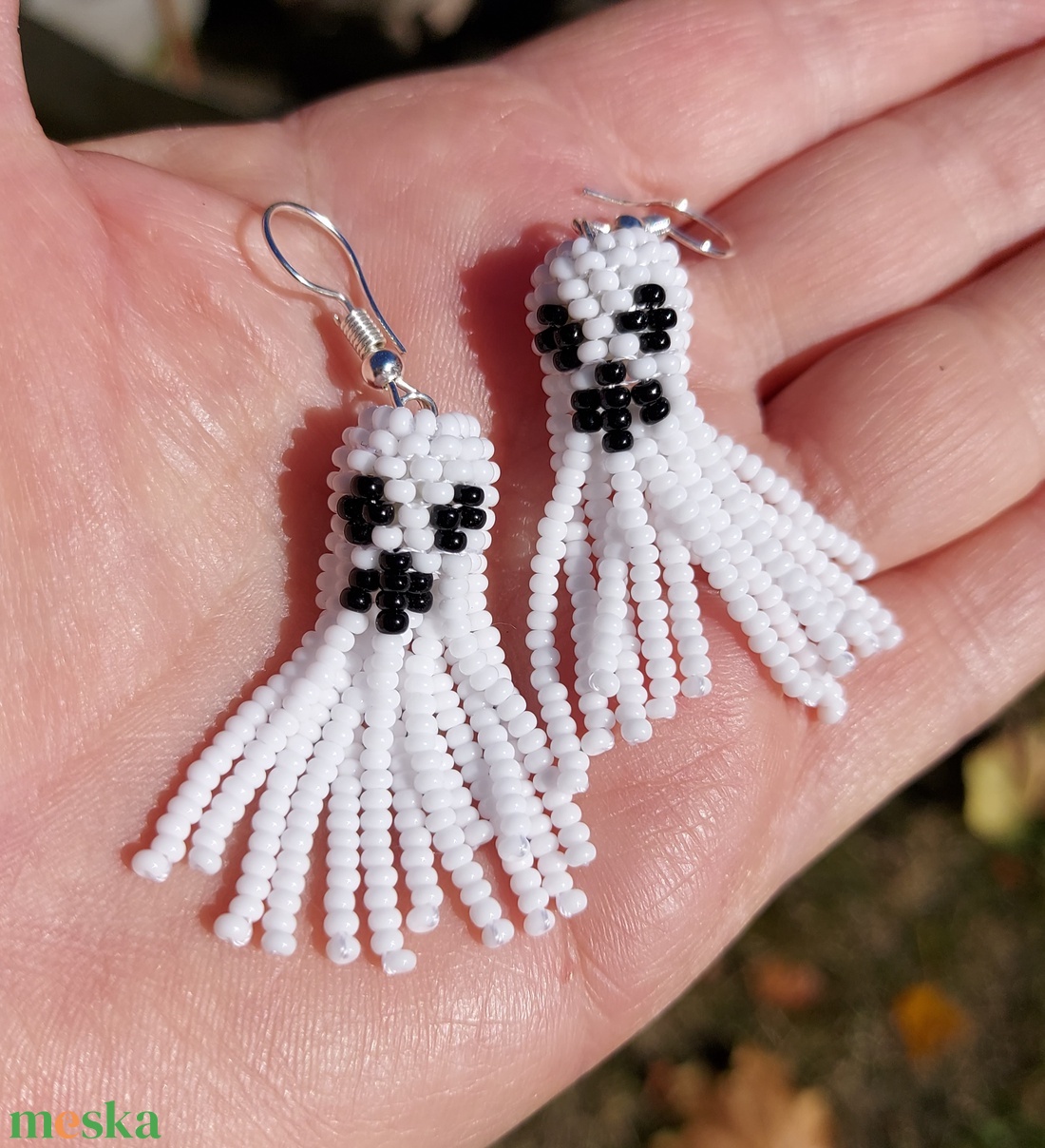 Halloweeni szellem gyöngyfülbevaló - ékszer - fülbevaló - lógó fülbevaló - Meska.hu