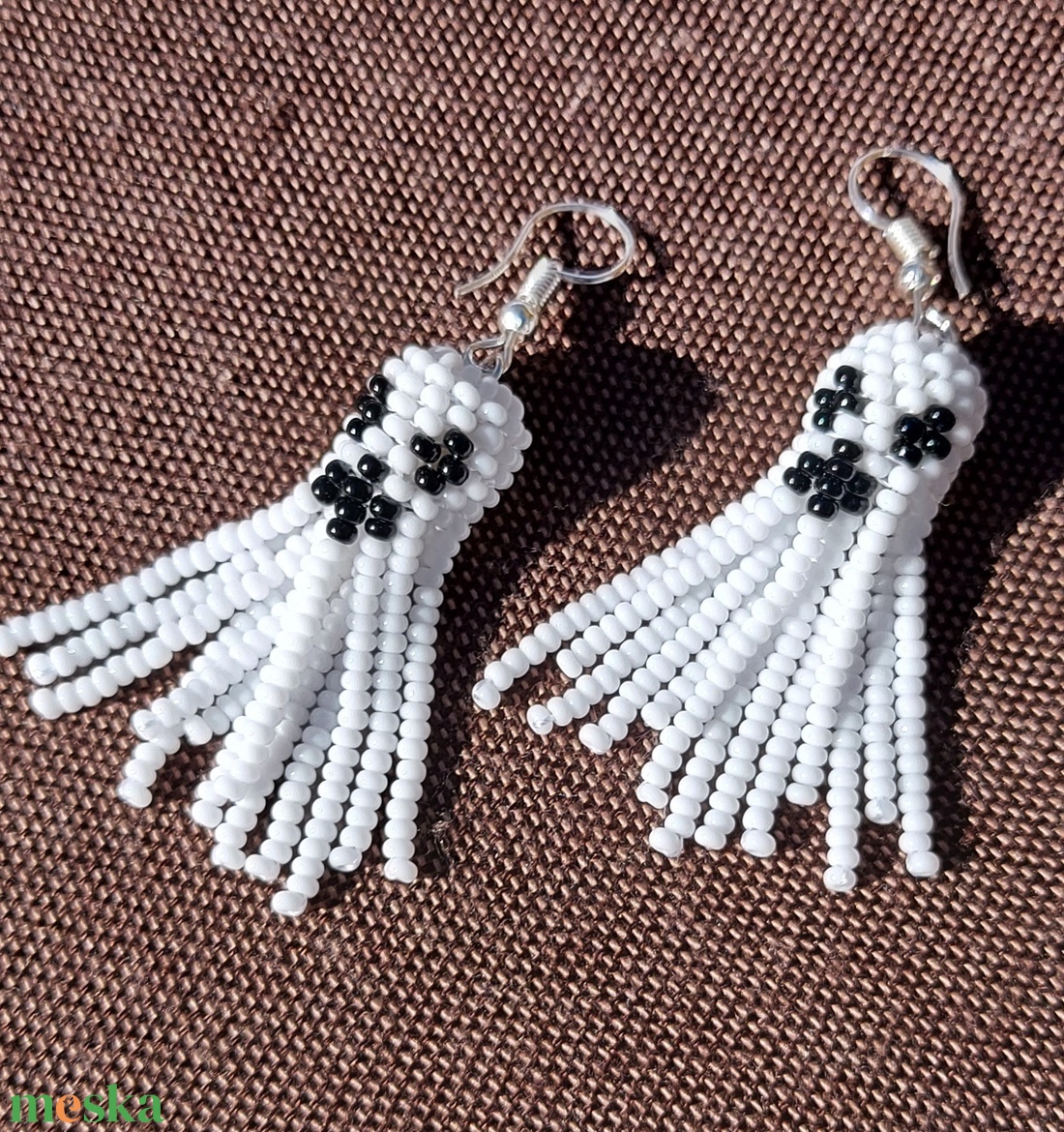 Halloweeni szellem gyöngyfülbevaló - ékszer - fülbevaló - lógó fülbevaló - Meska.hu