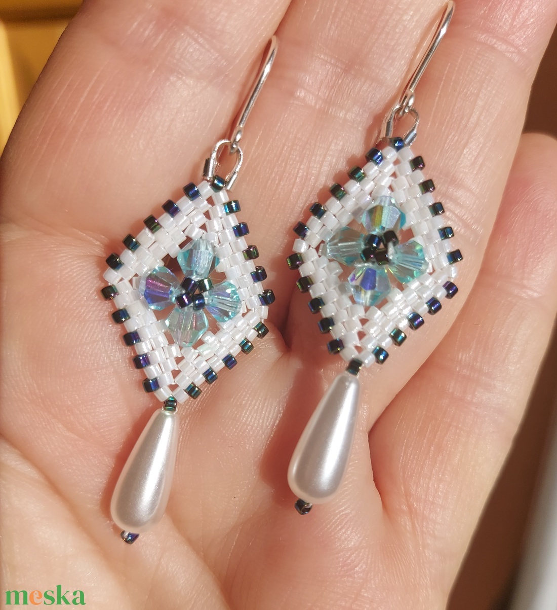 Világoskék Swarovski gyöngyfülbevaló - ékszer - fülbevaló - lógó fülbevaló - Meska.hu