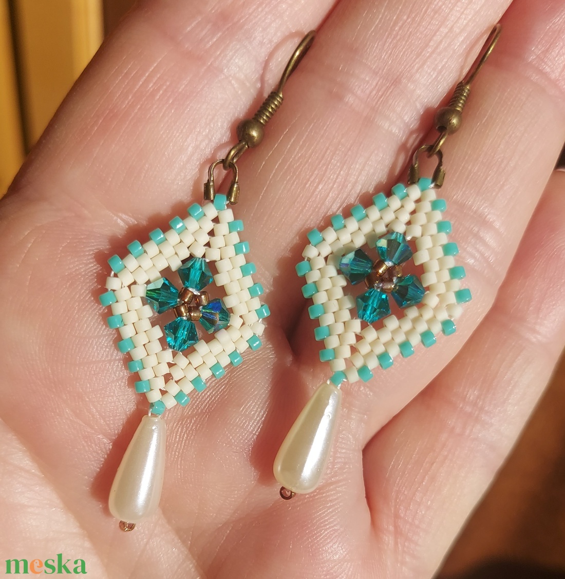Türkiz Swarovski gyöngyfülbevaló - ékszer - fülbevaló - lógó fülbevaló - Meska.hu