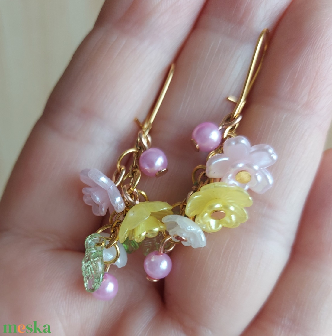 Tavaszi kis virágfüzér gyöngyfülbevaló - ékszer - fülbevaló - lógó fülbevaló - Meska.hu