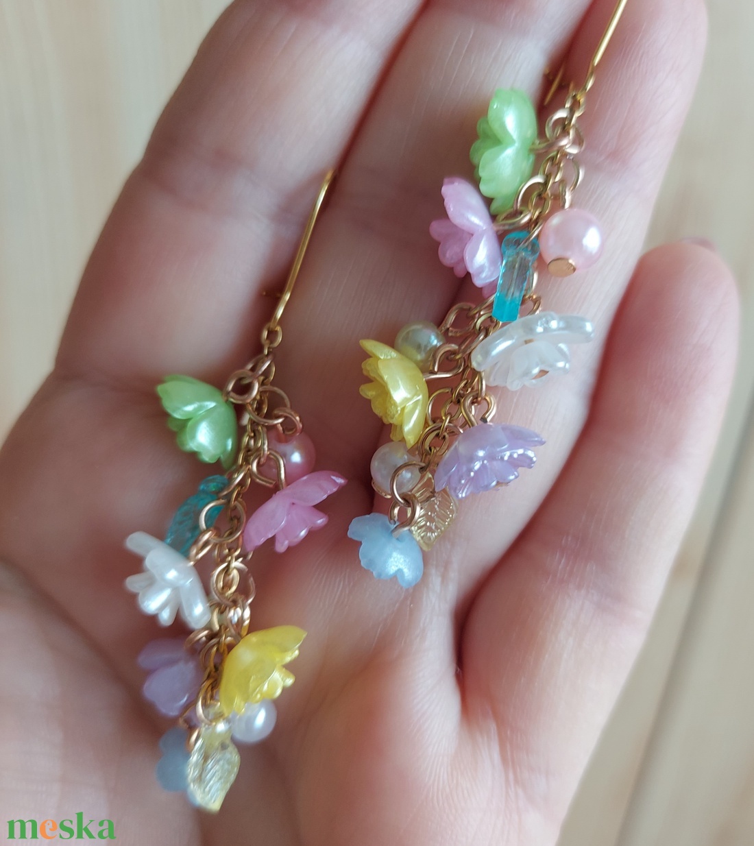 Tavaszi közepes virágfüzér gyöngyfülbevaló - ékszer - fülbevaló - lógó fülbevaló - Meska.hu