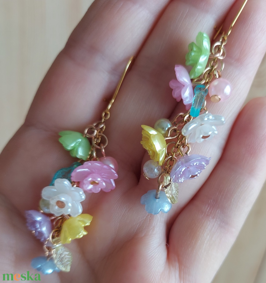 Tavaszi közepes virágfüzér gyöngyfülbevaló - ékszer - fülbevaló - lógó fülbevaló - Meska.hu