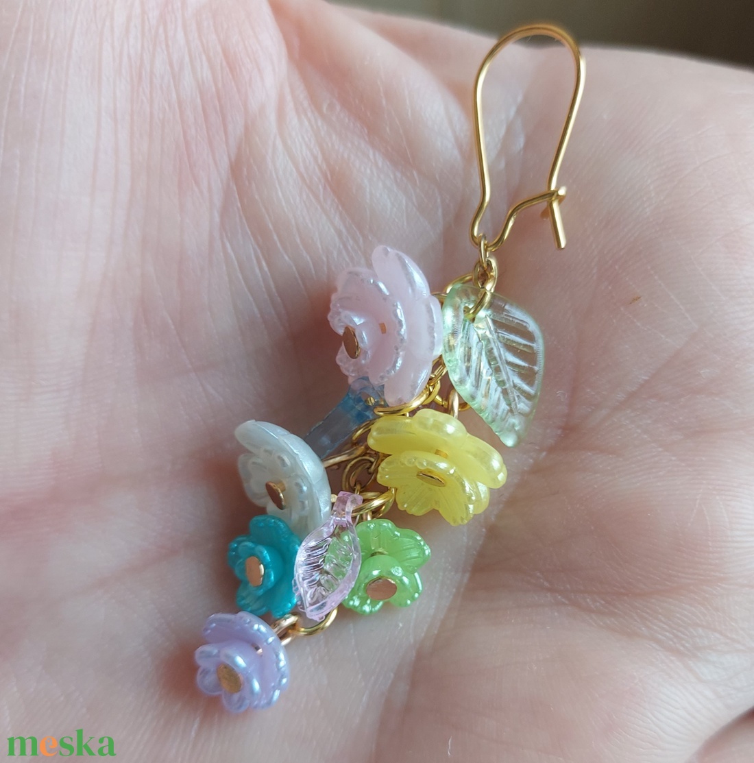 Tavaszi hosszú virágfüzér gyöngyfülbevaló - ékszer - fülbevaló - lógó fülbevaló - Meska.hu