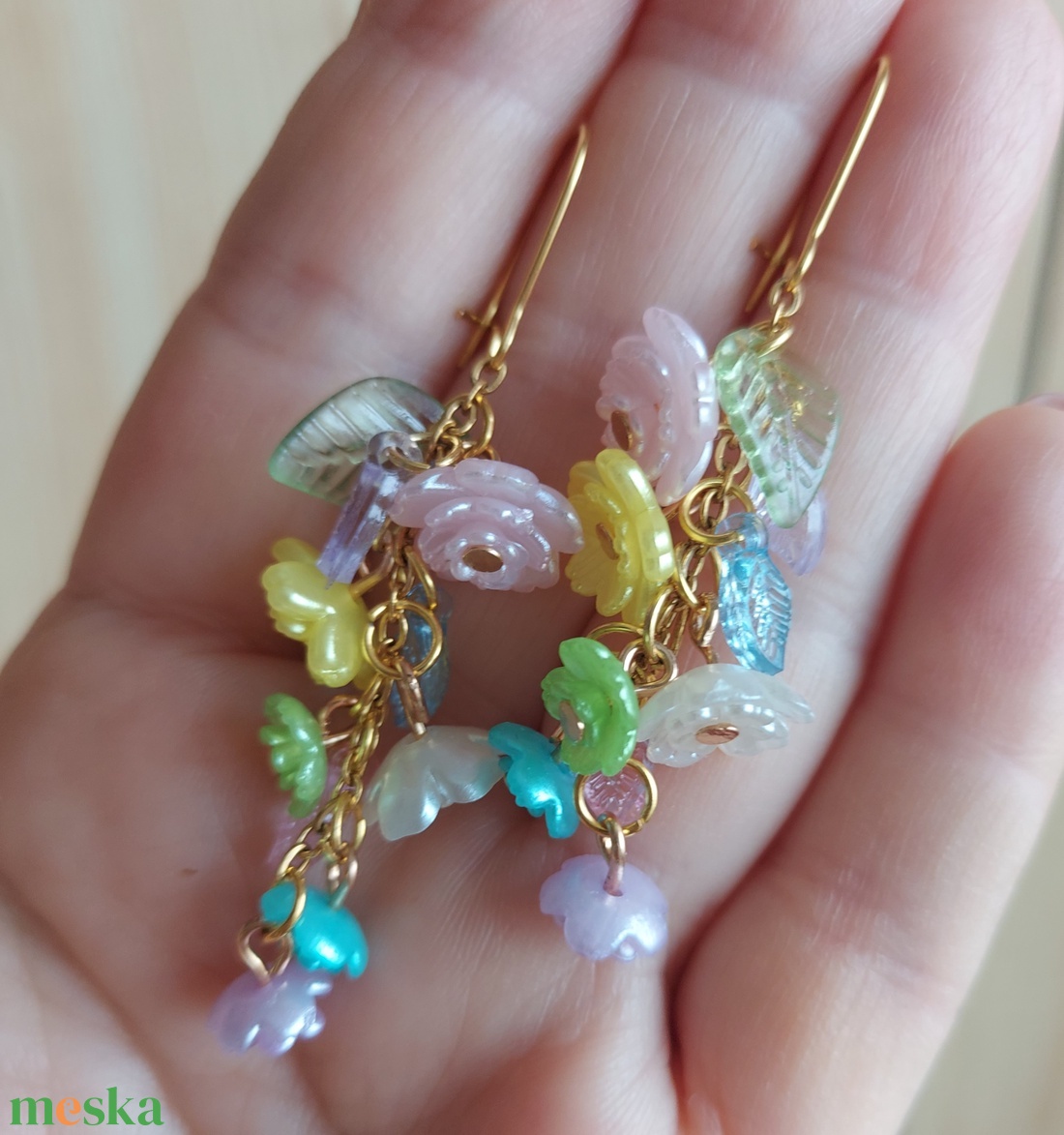 Tavaszi hosszú virágfüzér gyöngyfülbevaló - ékszer - fülbevaló - lógó fülbevaló - Meska.hu