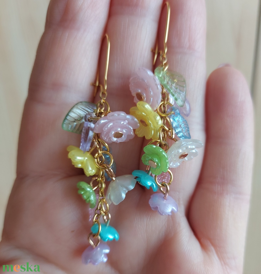 Tavaszi hosszú virágfüzér gyöngyfülbevaló - ékszer - fülbevaló - lógó fülbevaló - Meska.hu