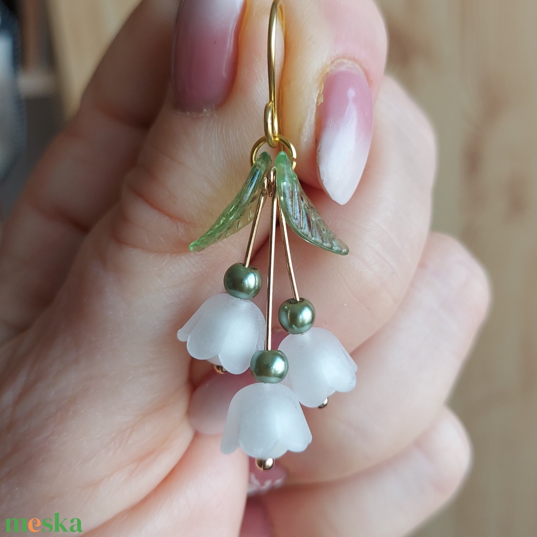 Tavaszi gyöngyvirág gyöngyfülbevaló - ékszer - fülbevaló - lógó fülbevaló - Meska.hu