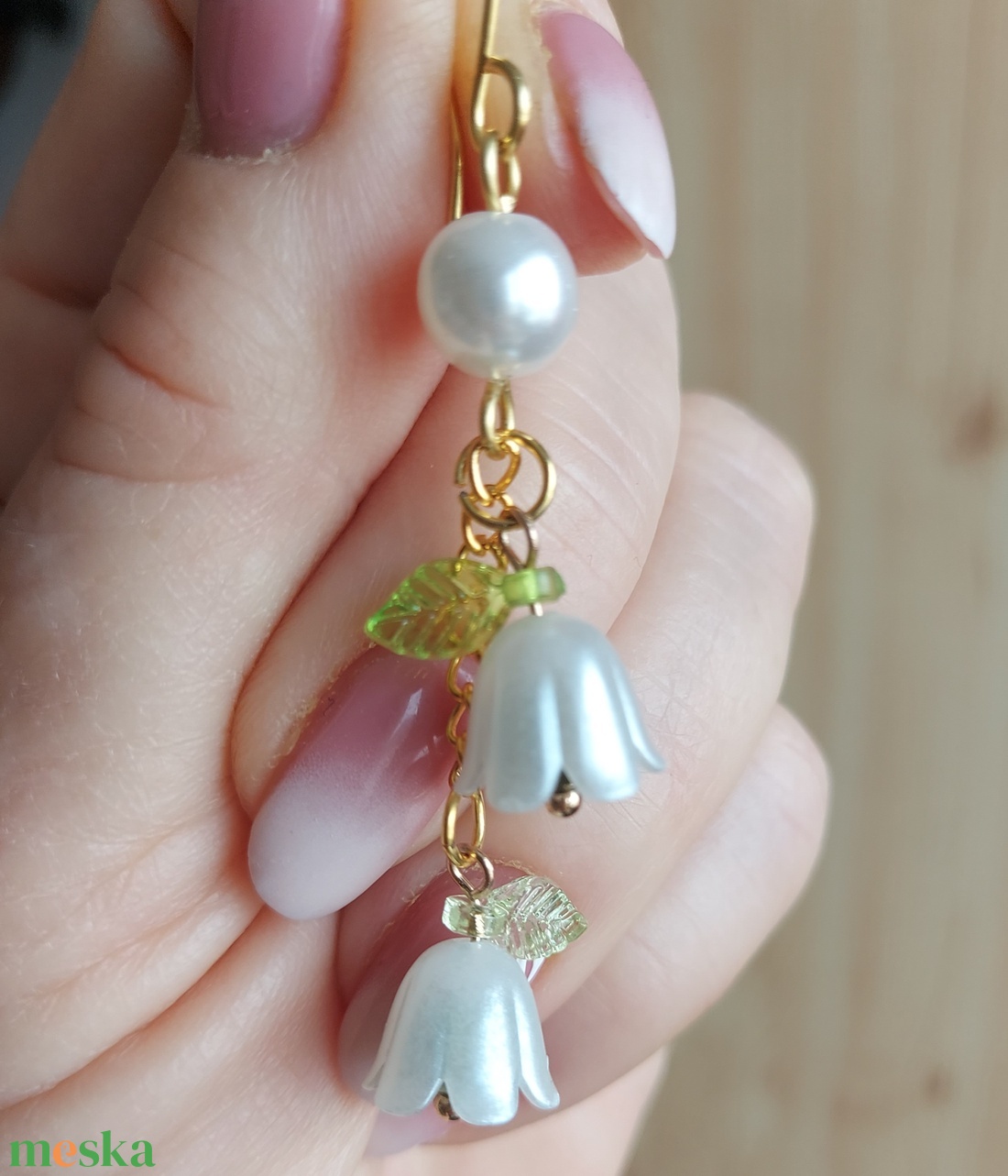 Tavaszi kis harangvirág gyöngyfülbevaló - ékszer - fülbevaló - lógó fülbevaló - Meska.hu