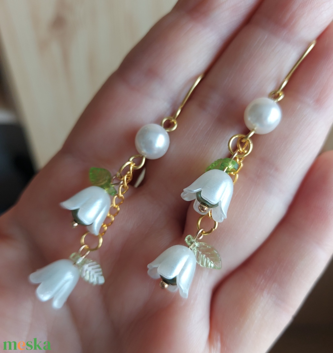 Tavaszi kis harangvirág gyöngyfülbevaló - ékszer - fülbevaló - lógó fülbevaló - Meska.hu