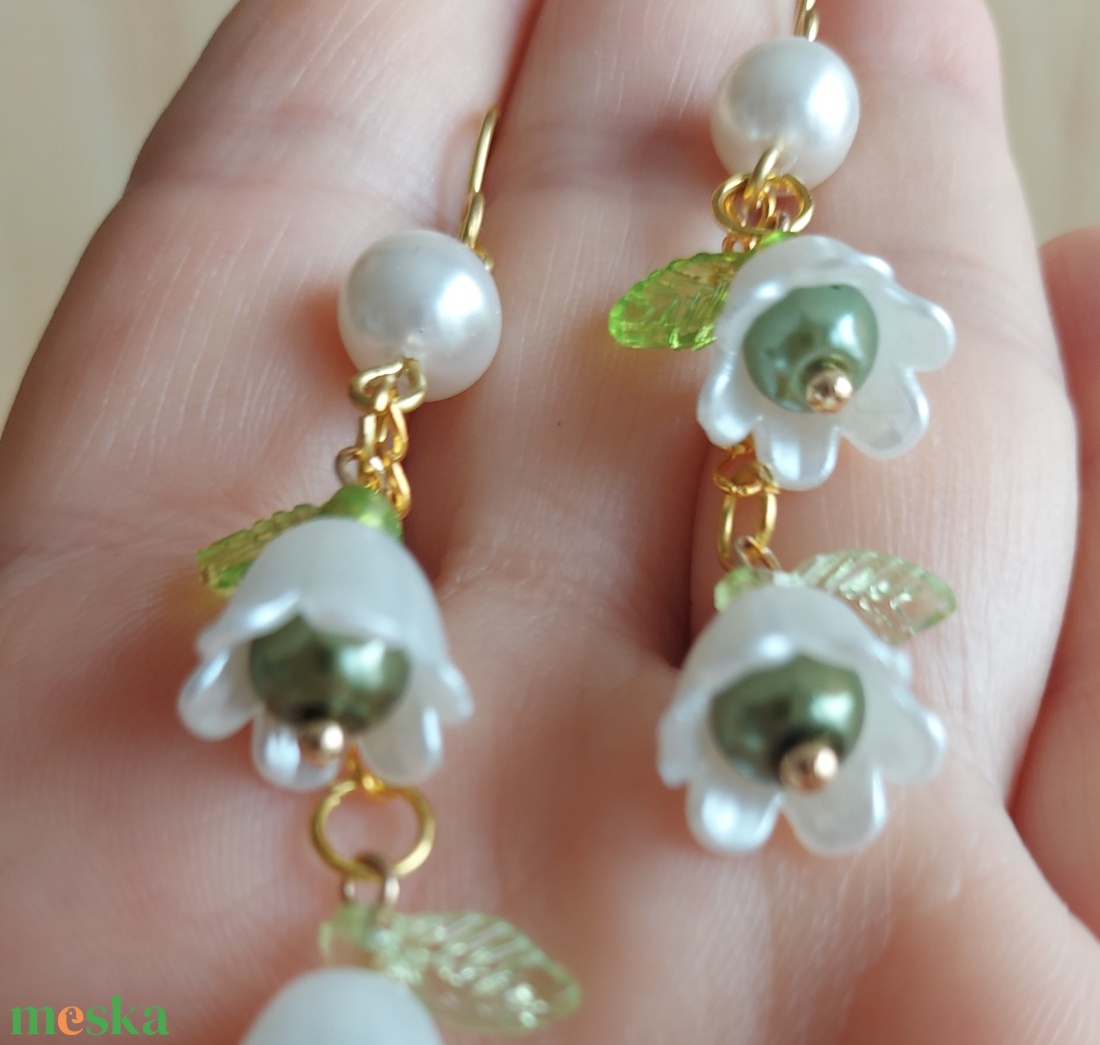 Tavaszi kis harangvirág gyöngyfülbevaló - ékszer - fülbevaló - lógó fülbevaló - Meska.hu