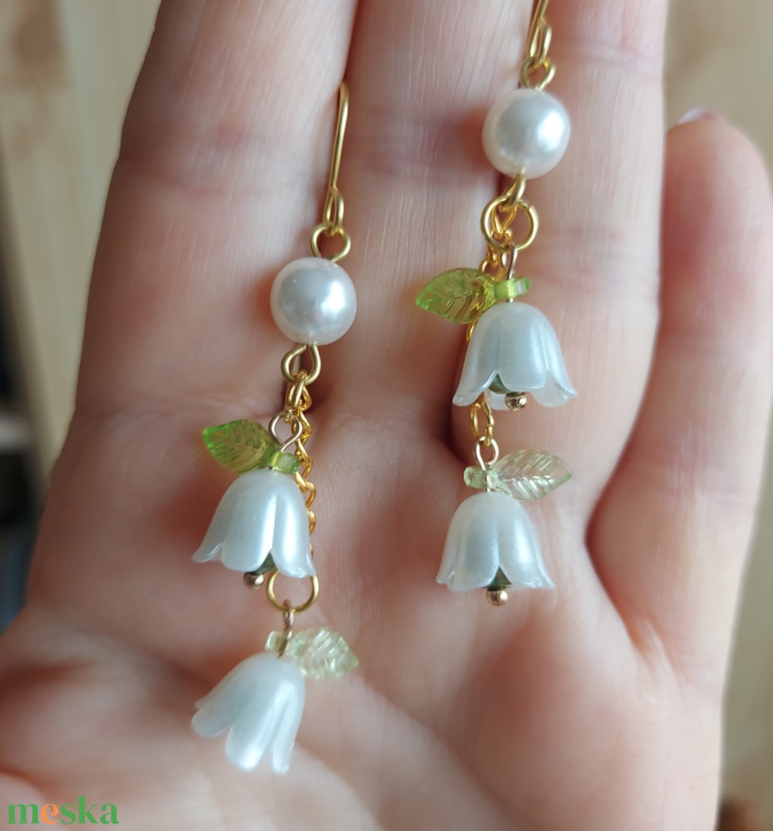 Tavaszi kis harangvirág gyöngyfülbevaló - ékszer - fülbevaló - lógó fülbevaló - Meska.hu