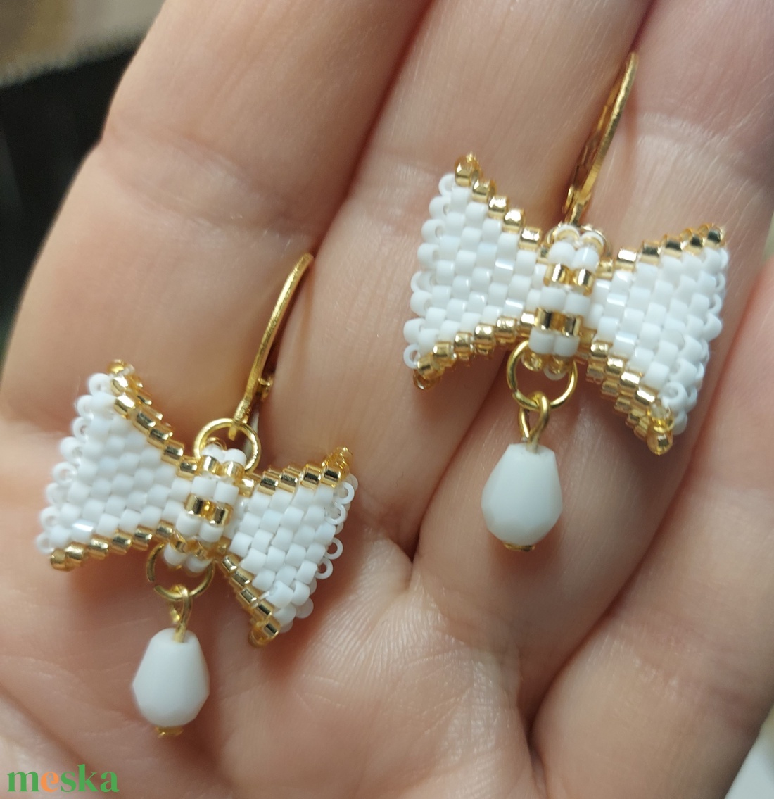 Fehér masni gyöngyfülbevaló - ékszer - fülbevaló - lógó fülbevaló - Meska.hu
