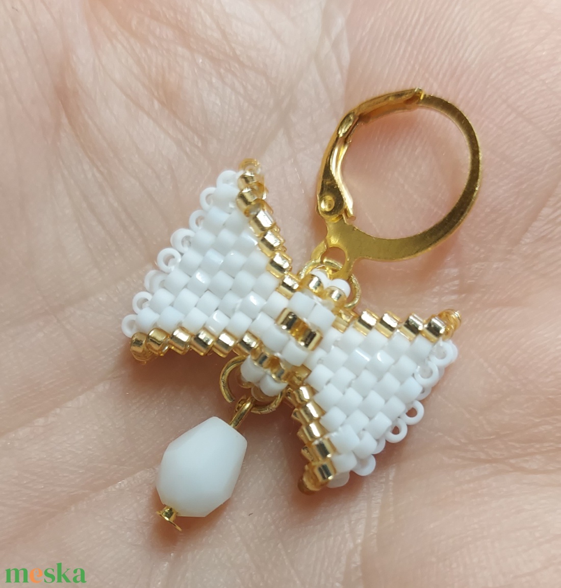 Fehér masni gyöngyfülbevaló - ékszer - fülbevaló - lógó fülbevaló - Meska.hu