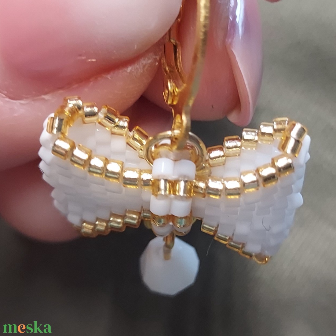 Fehér masni gyöngyfülbevaló - ékszer - fülbevaló - lógó fülbevaló - Meska.hu