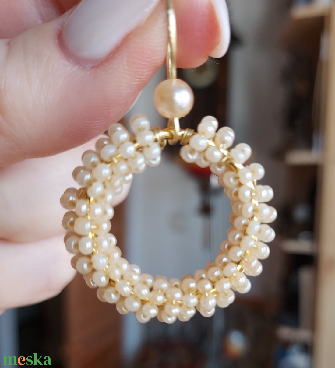 Krémszínű karika gyöngyfülbevaló - ékszer - fülbevaló - karika fülbevaló - Meska.hu